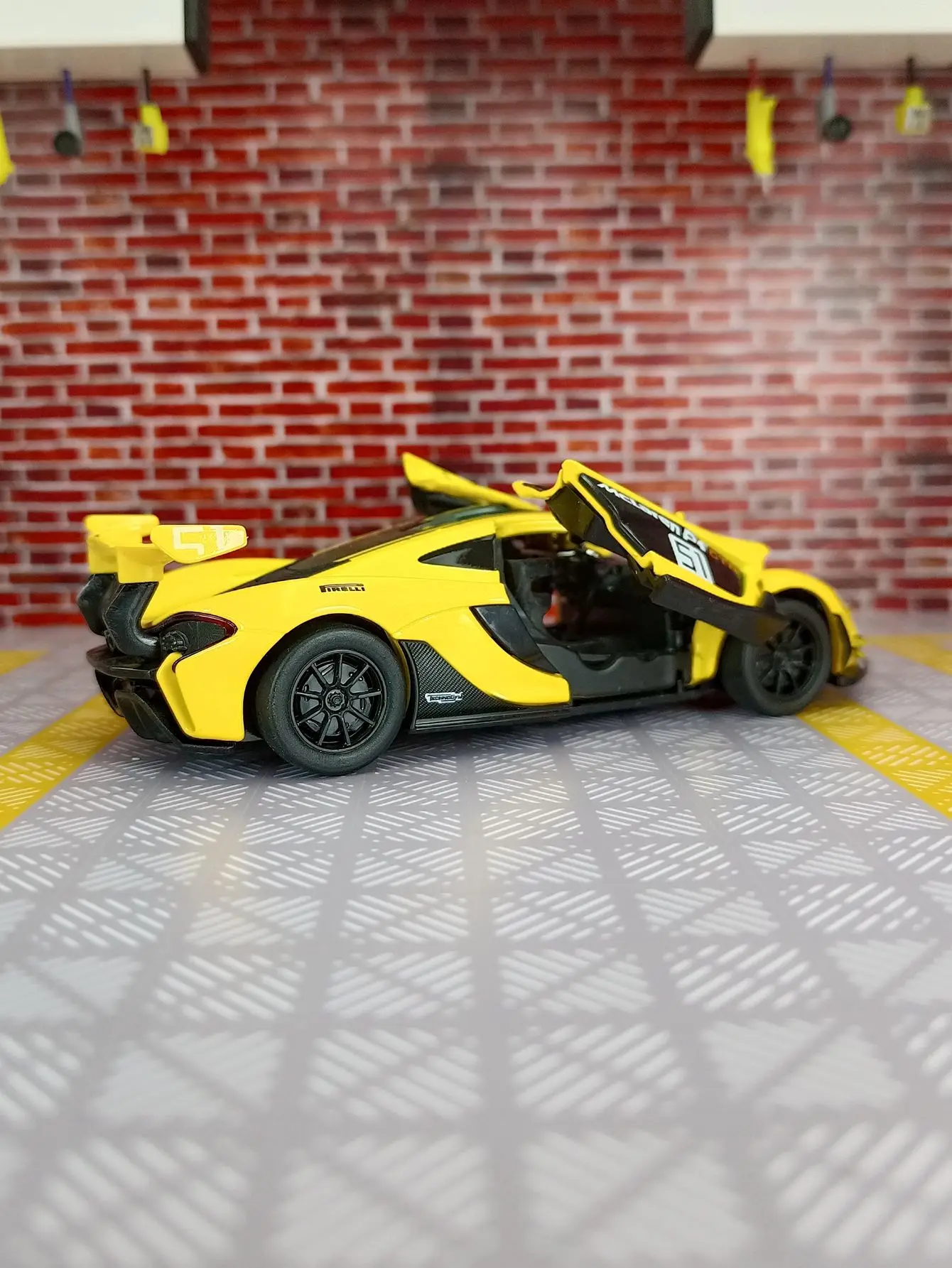 McLaren P1 High Simulation Car Model para crianças, liga 1:31, puxar para trás, 2 portas abertas, presentes infantis, atacado, supercarro, modelo, venda quente