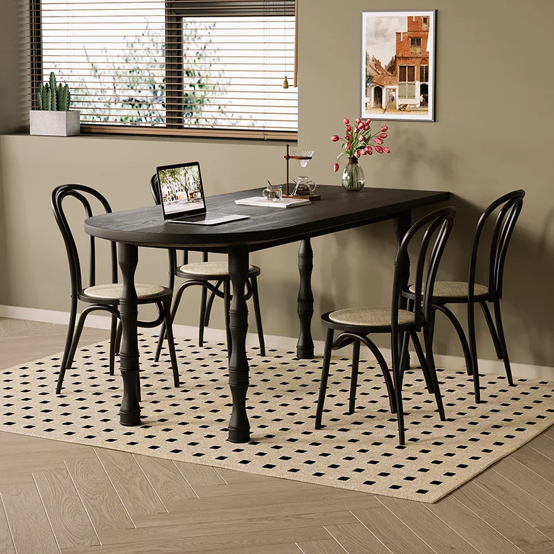 Tavolo da pranzo per la casa