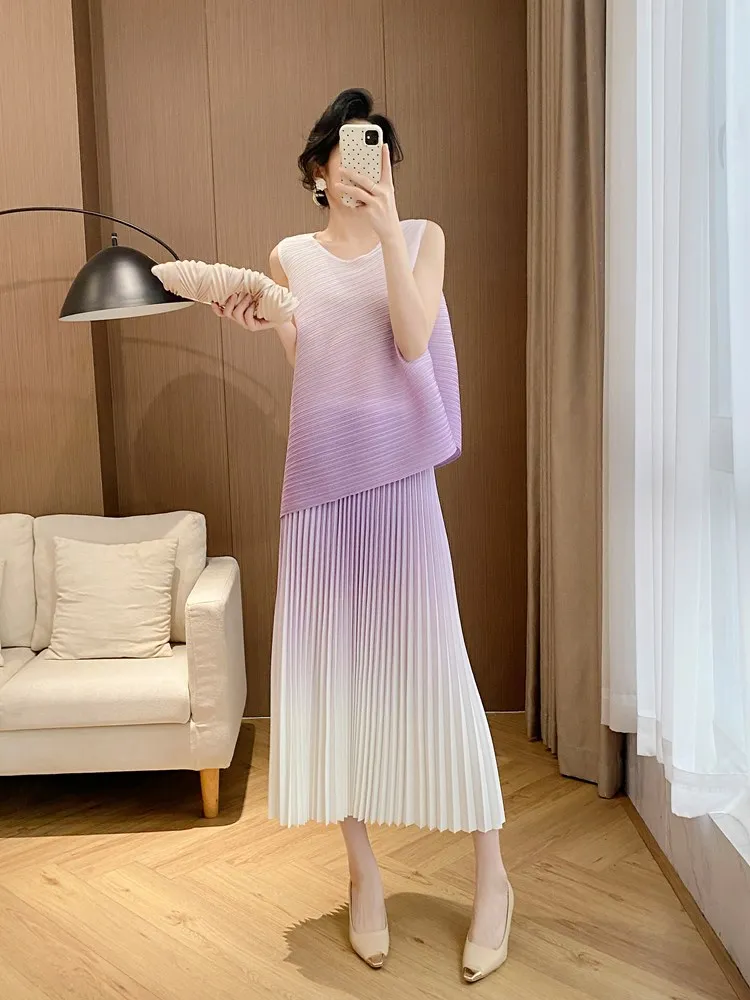

Three Houses 2026 Spring Gradient Purple Sleeveless Pleated Top High Waist Slimming Half Skirt Set Women's Fashion Ensemble