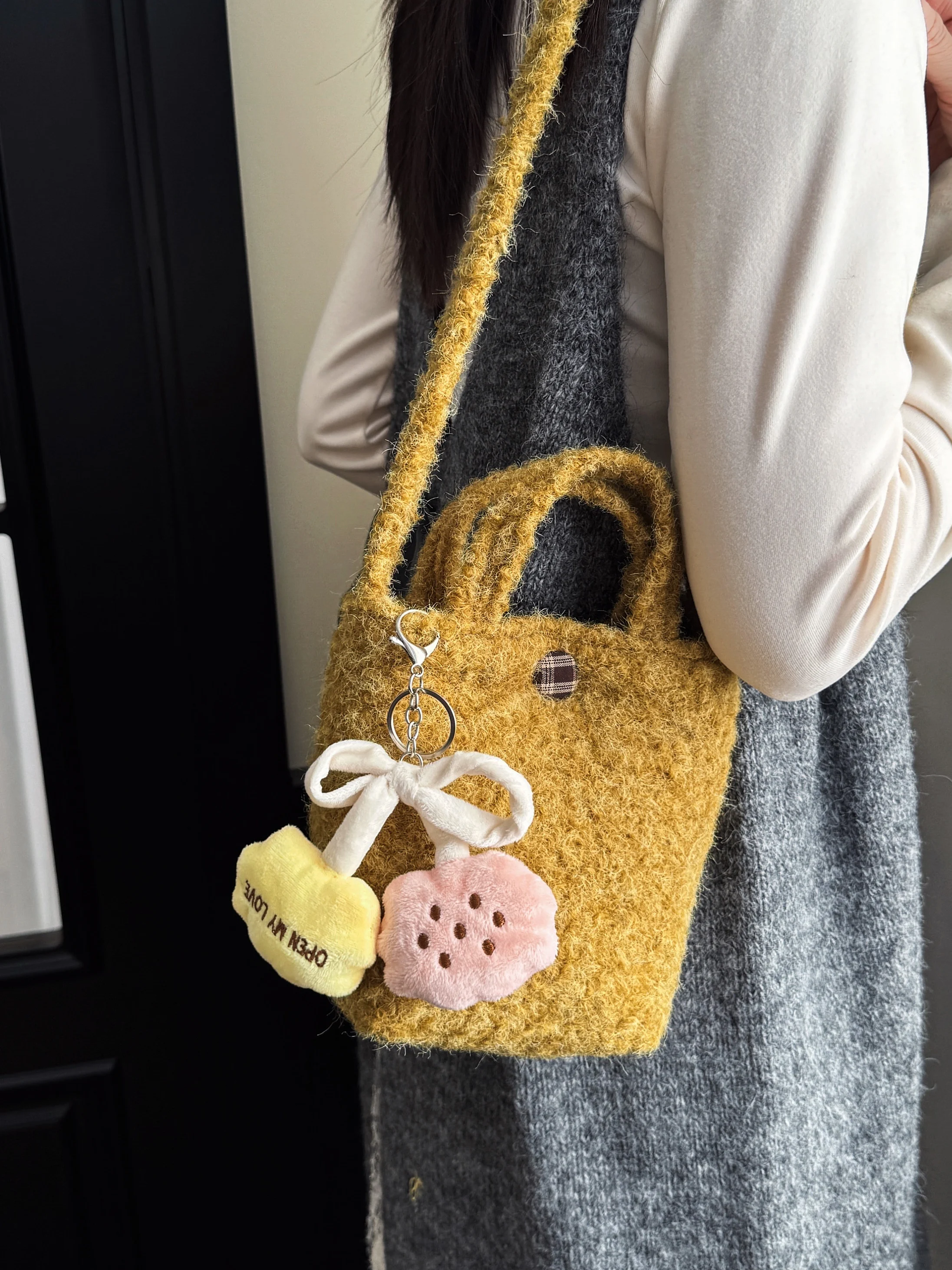 

2026 New Korean Style Plush Bucket Bag Women's Handbag Yellow Crossbody Phone Bag Luxury Fur Bag Daily Use Soft Handle