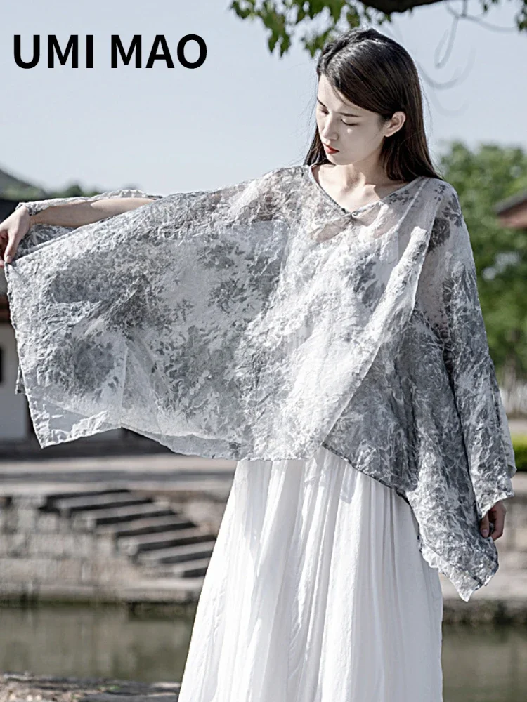 

UMI MAO Chinese Style 2023 Summer Homemade Silk Linen Print Loose Large Version Split Light Gray Sunscreen Shirt Jacket Women