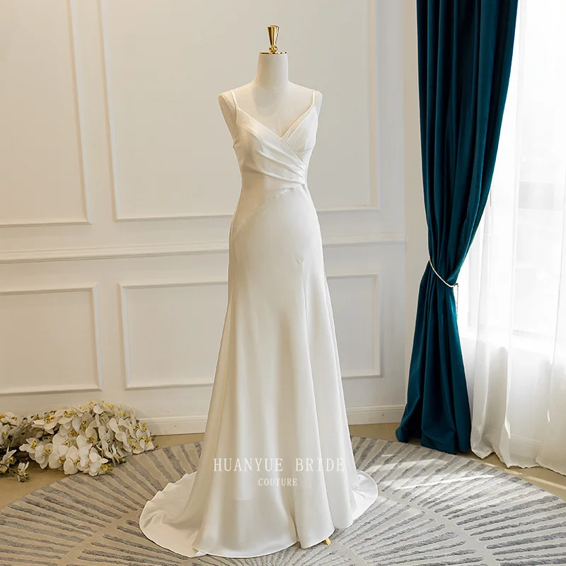 semplice-abito-da-sposa-con-strascico-dritto-aderente-in-raso-francese-con-cinturino-trasparentevaccetate