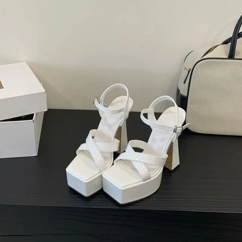 15 سنتيمتر الصنادل كعب أحذية منصة بيضاء الصيف حزام الصليب مثير التعري أحذية سوداء عالية الكعب صناديل للنساء اتجاهات 2025
