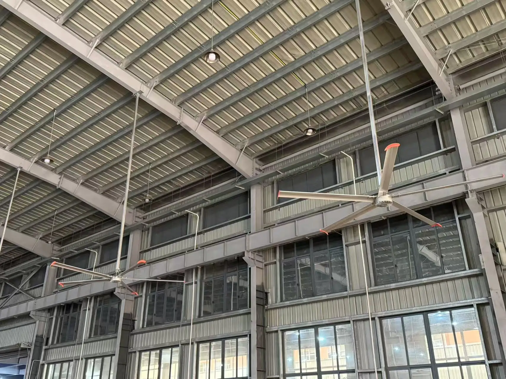 مروحة سقف صناعية HVLS موفرة للطاقة 4.3 م/14 قدم من الألومنيوم لمصنع صالة الألعاب الرياضية ذات المساحة الكبيرة