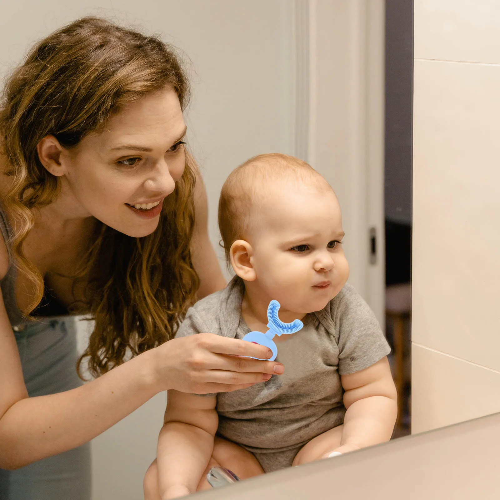 فرشاة أسنان للأطفال الصغار من السيليكون على شكل حرف U من كارتون ثلج، منظف أسنان يدوي ناعم للأطفال، قبضة مريحة، مستلزمات تنظيف الفم #1