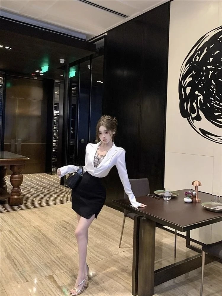 

Элегантный женский комплект: блузка с кружевными вставками и V-образным вырезом, длинный рукав, черная короткая юбка с завышенной талией, облегающий крой. Новинка осени.