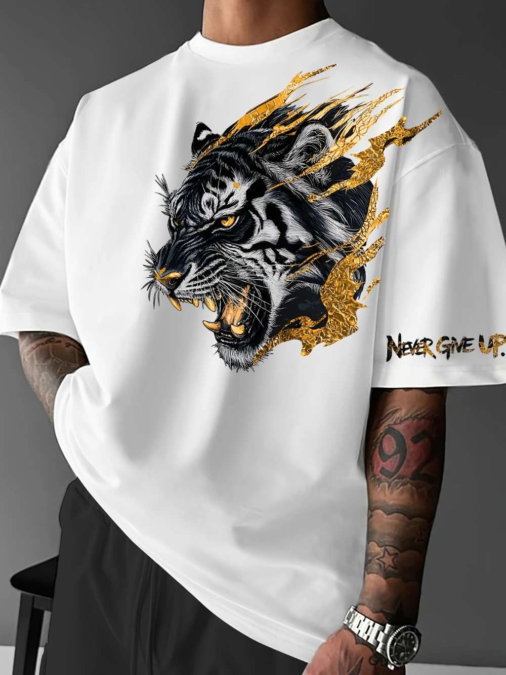 Mature Street-Style Crew Neck T-Shirt Featuring Golden Tiger Head Design with A Slightly Dropped Shoulder Cut - Short-Sleeve