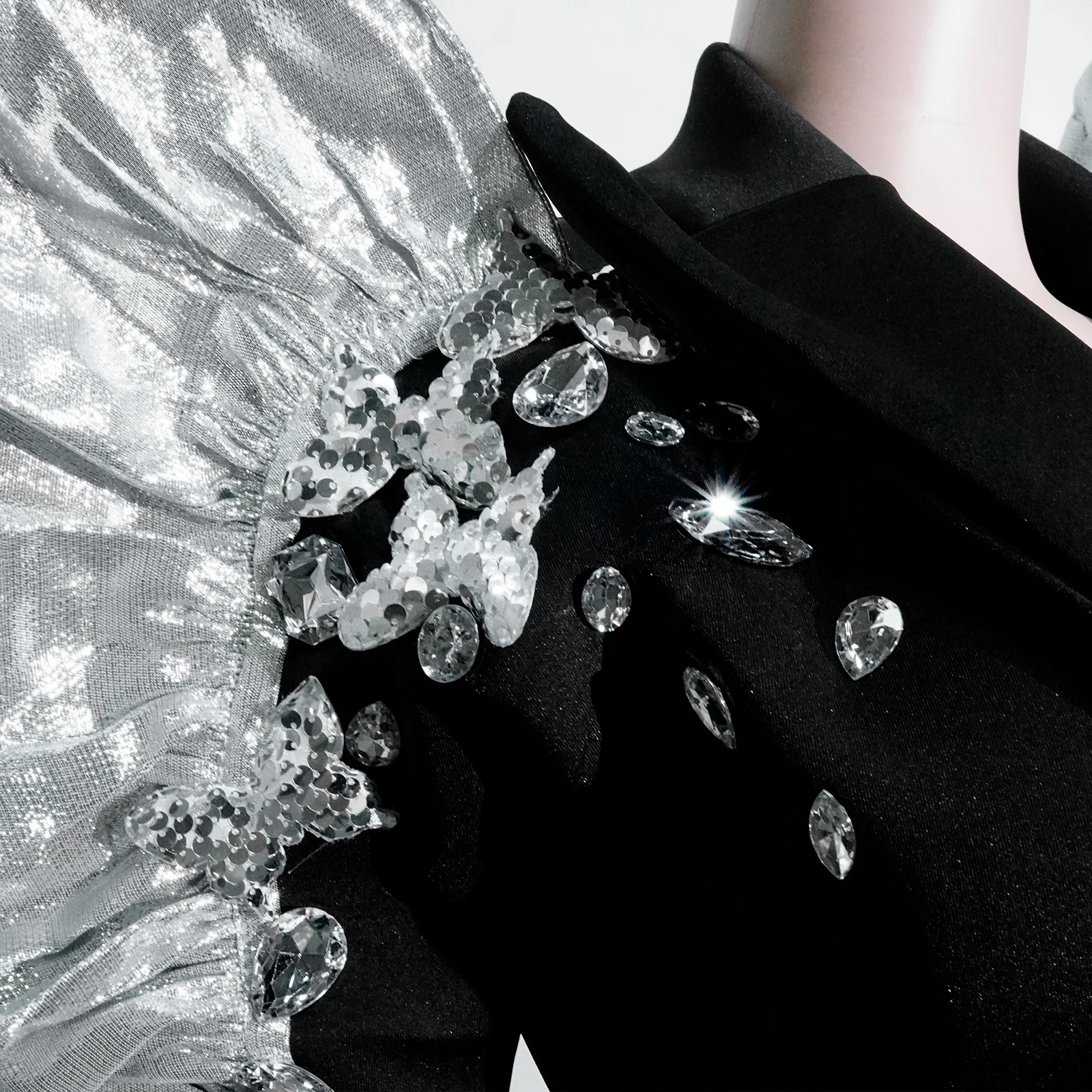 سترة gogo الفاخرة المصنوعة من حجر الراين واللؤلؤ اللامع زي المسرح المثير DJ Singer Bar ملهى ليلي زي أداء حفلة عيد الميلاد