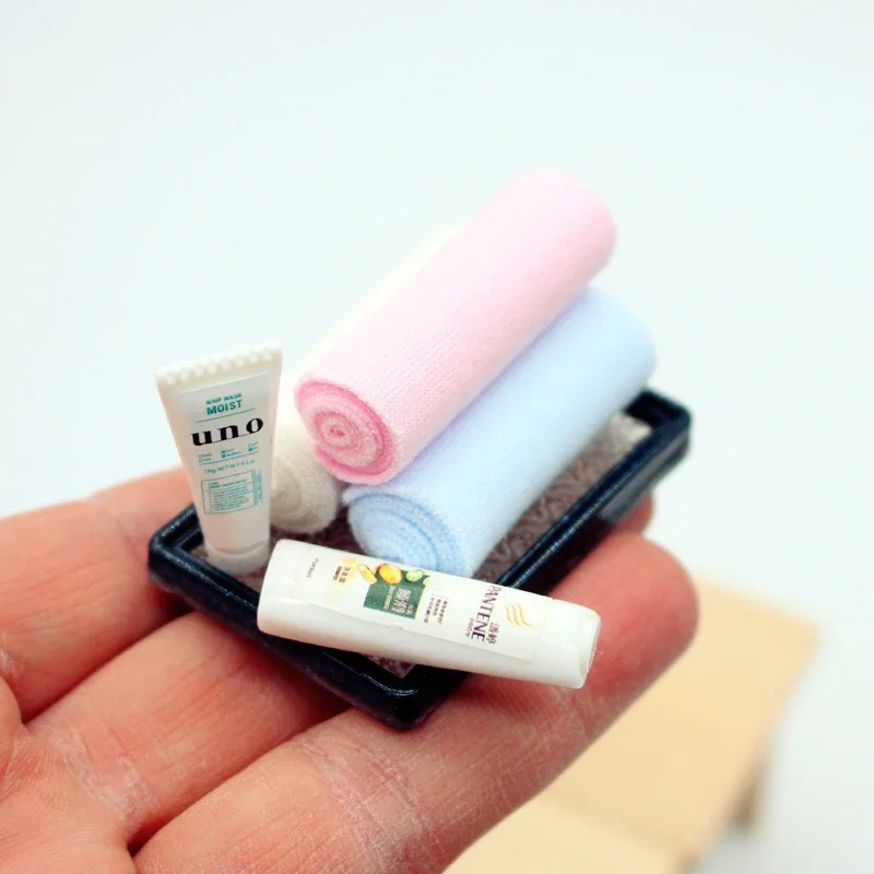 Ensemble de salle de bain miniature détaillé, nettoyant pour le visage, shampoing et serviette, échelle 1/12, pour maisons de poupées et accessoires pour maison de poupée