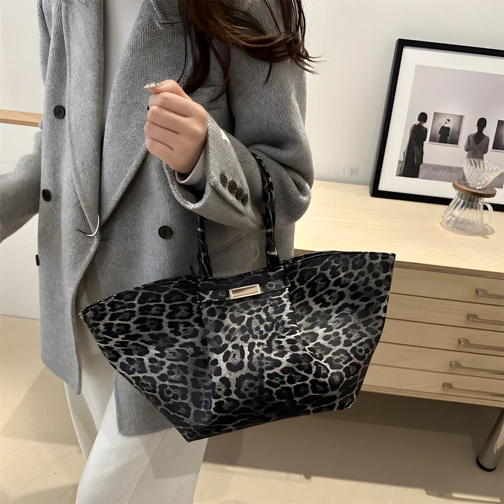 

Women's Large Leopard Print Tote Bag, Shoulder Handbag, Beach Shopping Purse Cheetah Oversize Shoulder Bag Weekender Bag