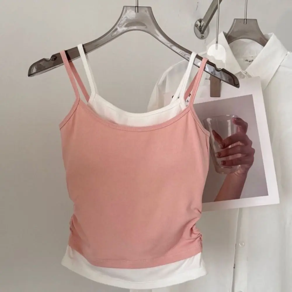 เสื้อครอปแขนกุดทรงเข้ารูปสไตล์เกาหลีแบบสองชิ้นปลอม แต่งผ้าปะติด พร้อมฟองน้ำในตัว เหมาะสำหรับใส่เป็นเสื้อชั้นในหรือเสื้อคลุมช่วงฤดูร้อน