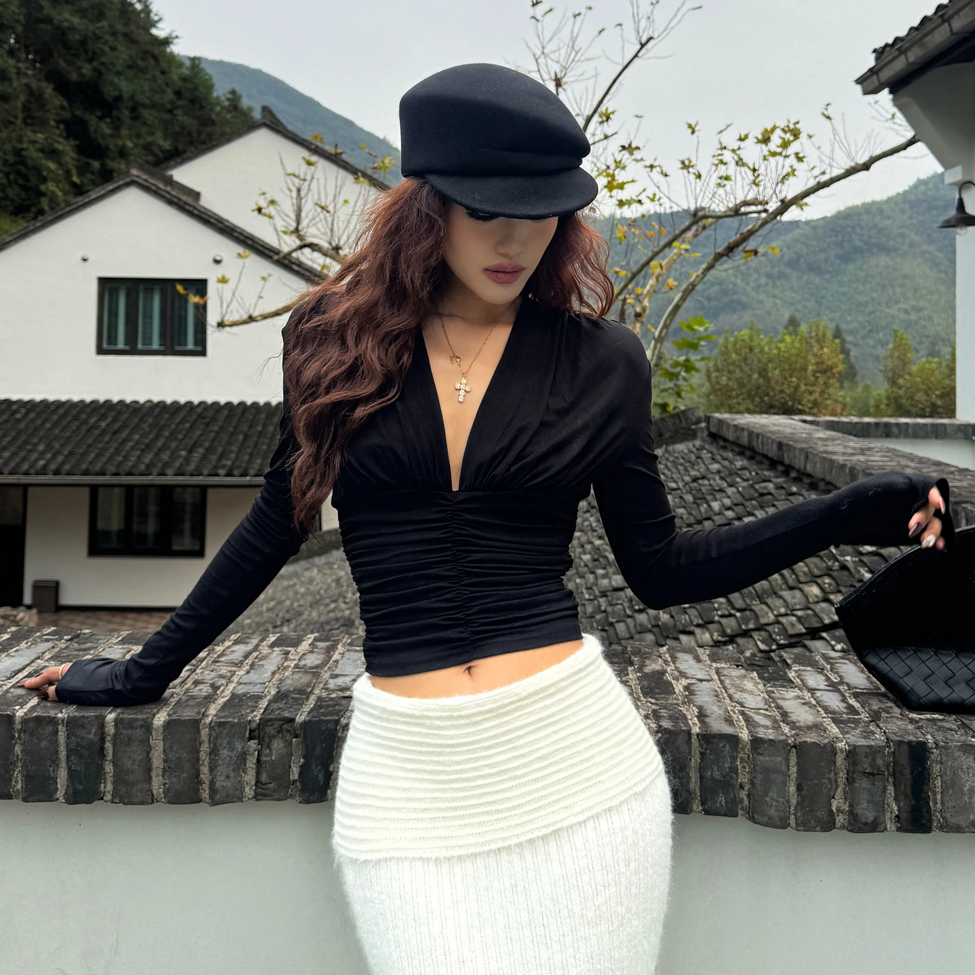 

Женская сексуальная футболка с глубоким V-образным вырезом и длинным рукавом, приталенная, с плиссировкой, в европейском стиле, облегающая, из полиэстера и лиоцелла