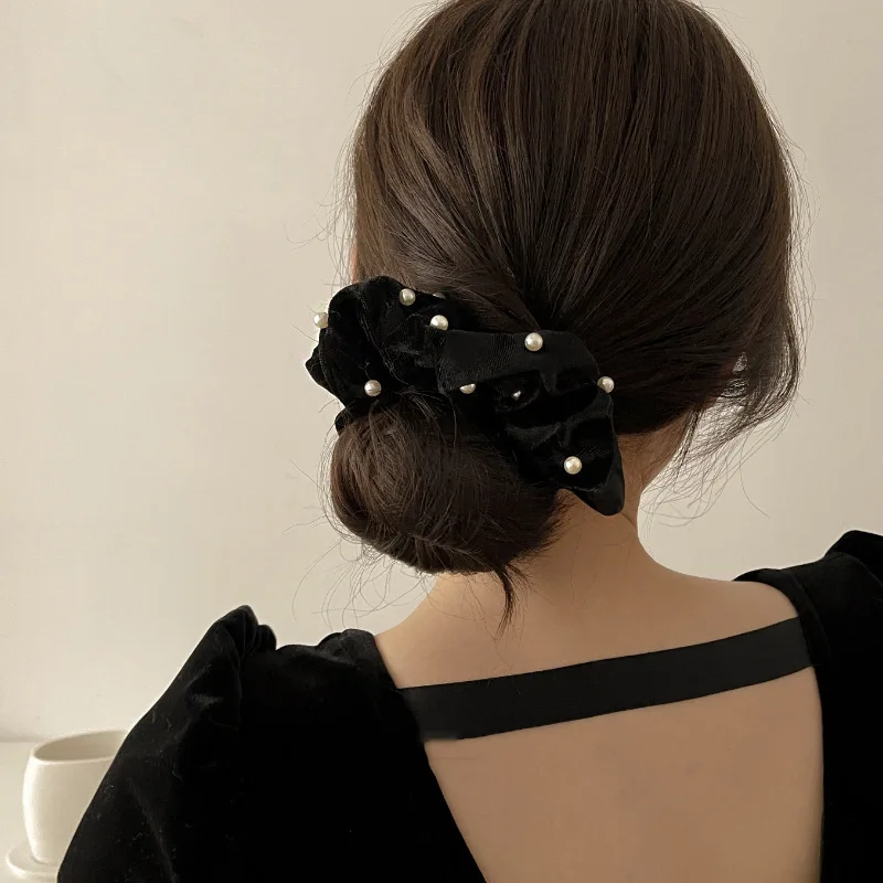 Classical French autumn and winter black Korean velvet pearl high-end versatile large intestine ring high-end sensual hair band