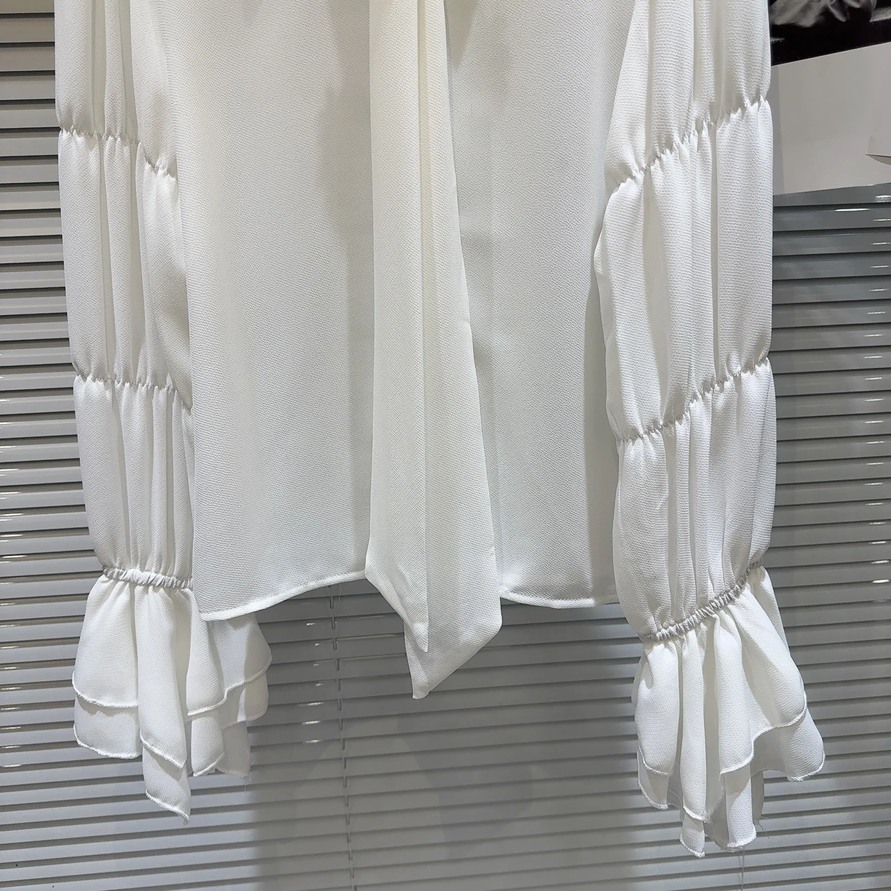 Blusa blanca de manga larga con solapa francesa para mujer, camisa elegante de gasa con hebilla de perla, para primavera y otoño, 2024