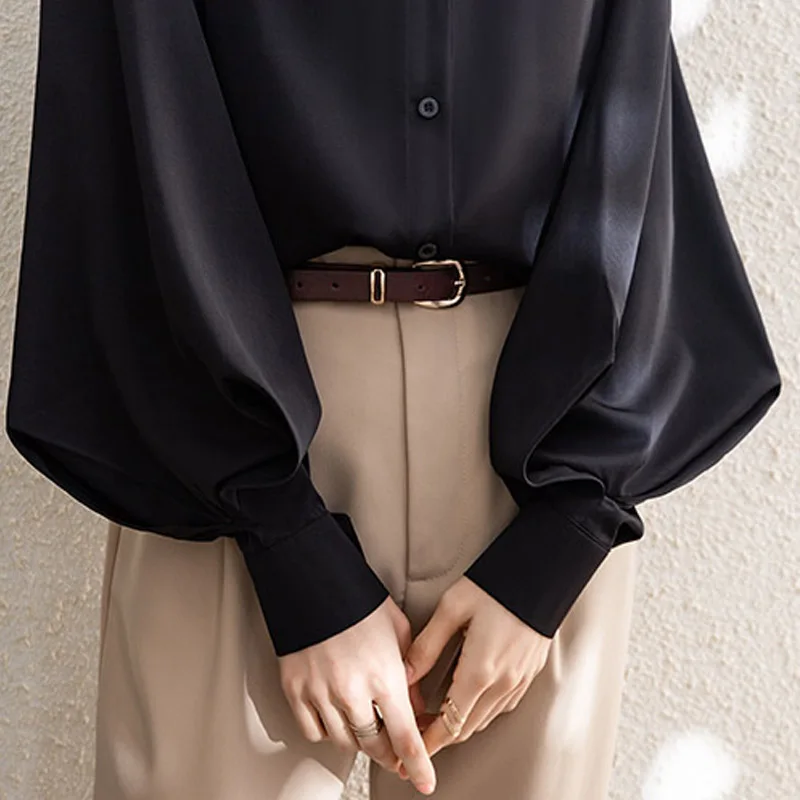 Camicia da ufficio moderna nera bianca Utilità coreana Chic con maniche a lanterna Abbigliamento minimalista