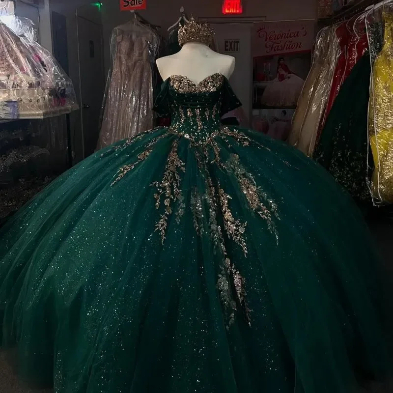 Classic Emerald Green Quinceanera Dresses Sweetheart Off The Shoulder Gold Applique Ball Gown Sweet vestidos de quinceañera