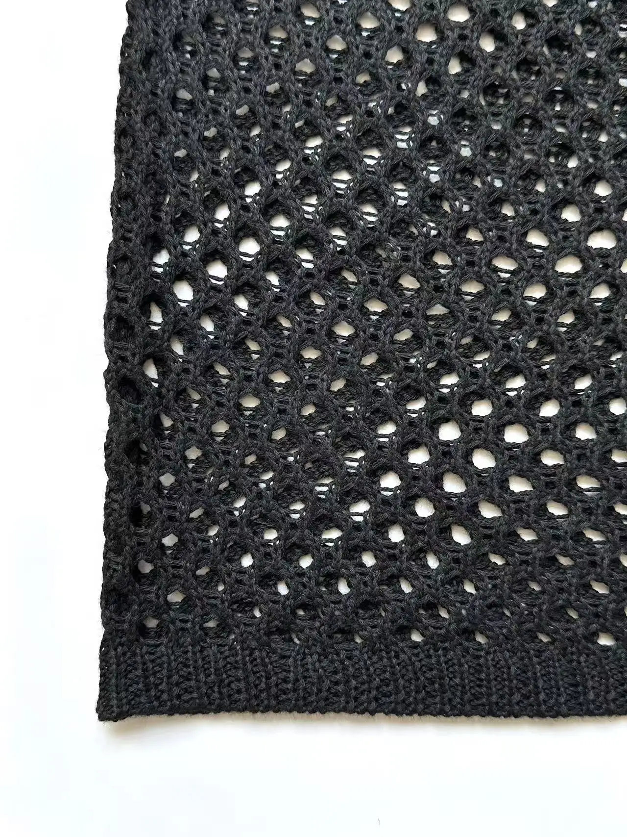 Lässiges, tailliertes Strick-Kurzkleid, Strandkleid mit seitlichem Tunnelzug und Cut-Outs, trendige Damen-Strandmode – Detail 11