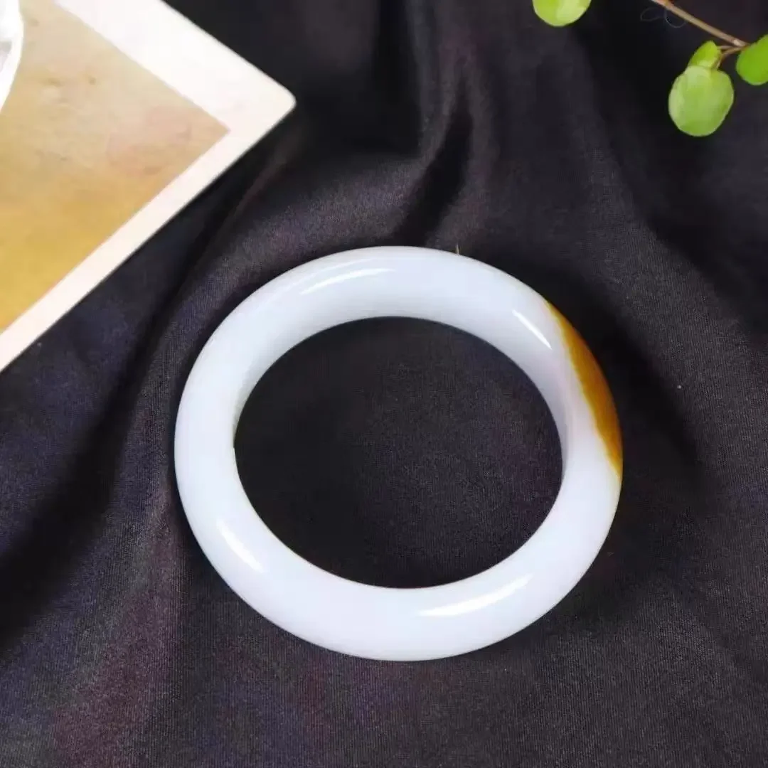 

A mouthful of sugar bracelets worn by women highlights the noble temperament of women