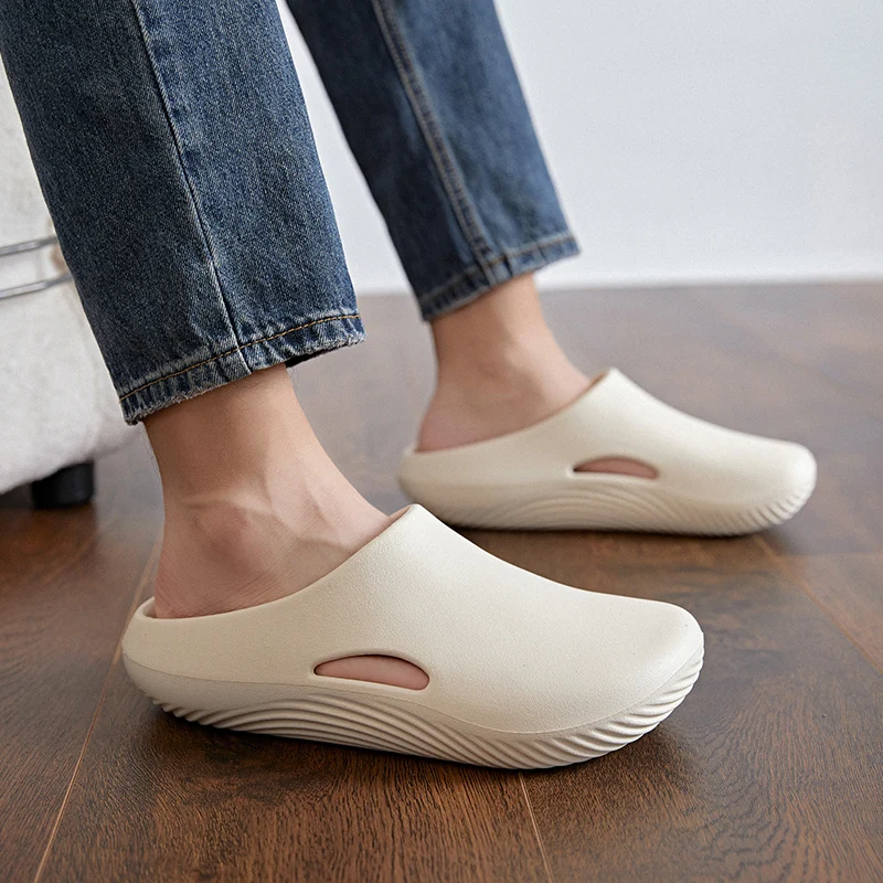 A Pair of Summer Men's Wear-Resistant Clogs, New Non-Slip Thick-Soled Beach Shoes, Comfortable Slippers for Outdoor Wear