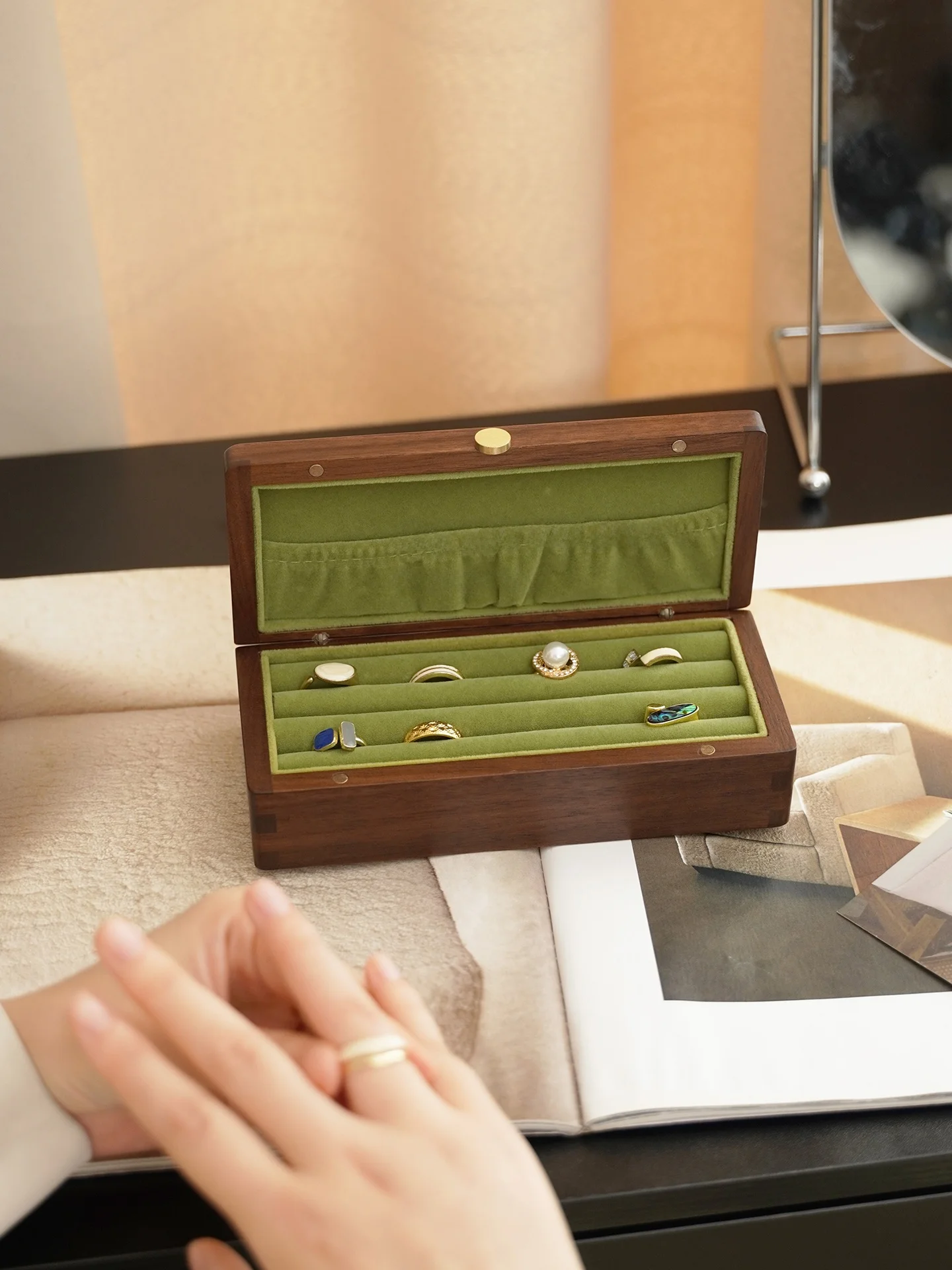 

Роскошная большая шкатулка для колец из орехового дерева, многофункциональный пылезащитный органайзер для украшений, винтажный, ручной работы, изысканный.