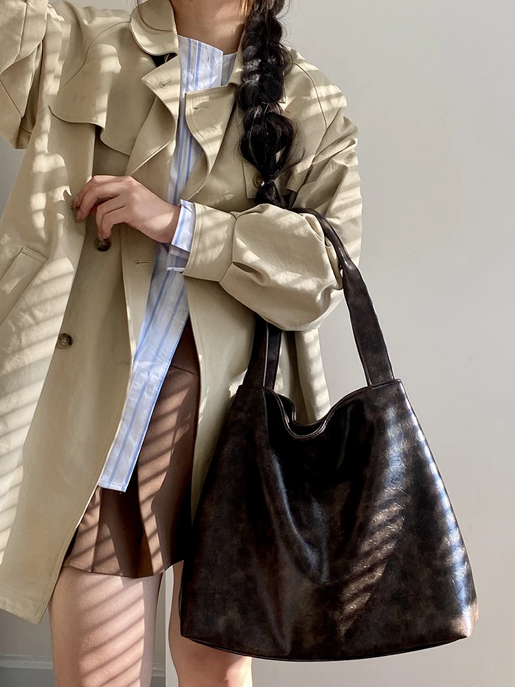 

Versatile Commuter Tote Large Capacity One-Shoulder Handbag In Simple and Classic Pu Leather
