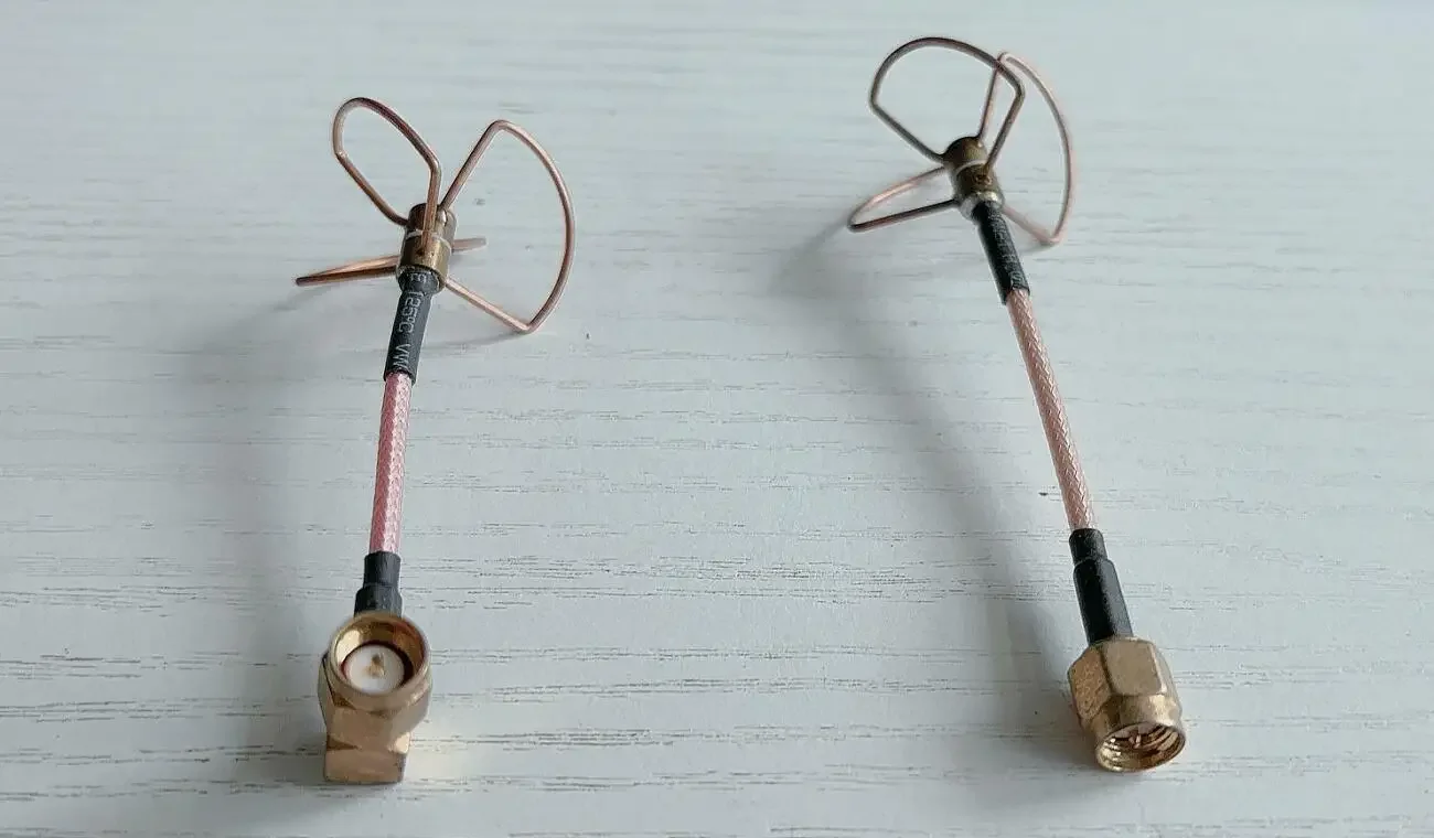 Aomway 5.8G 3dBi 5.8GHz Circular Polarized Antenna Straight / Right Angled SMA 3-Leaf Clover FPV Long Range High Gain Antenna