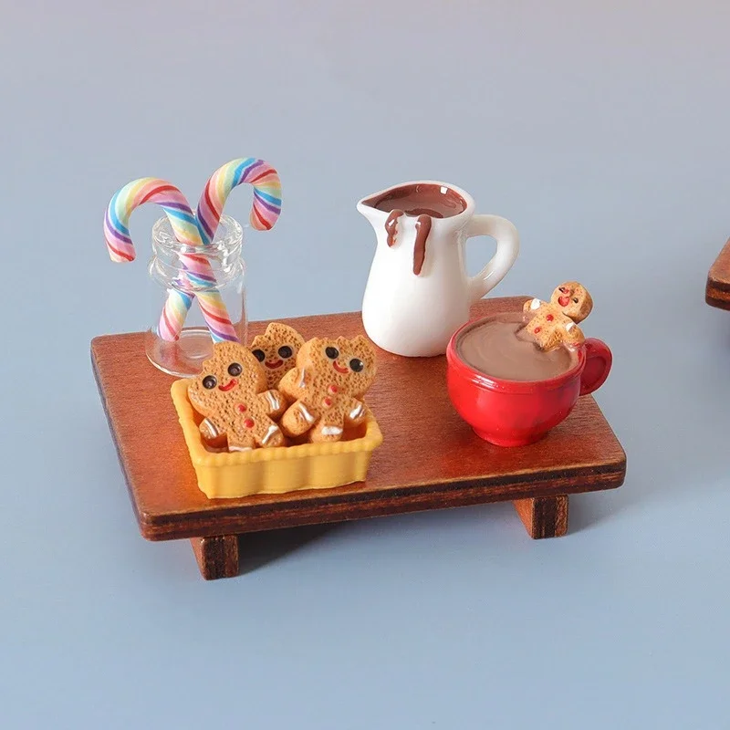 ミニチュアジンジャーブレッドクッキー ドールハウスフィギュア 笑顔の顔 アイシングディテール ドールハウス用の小さな卓上装飾 クリスマスギフト