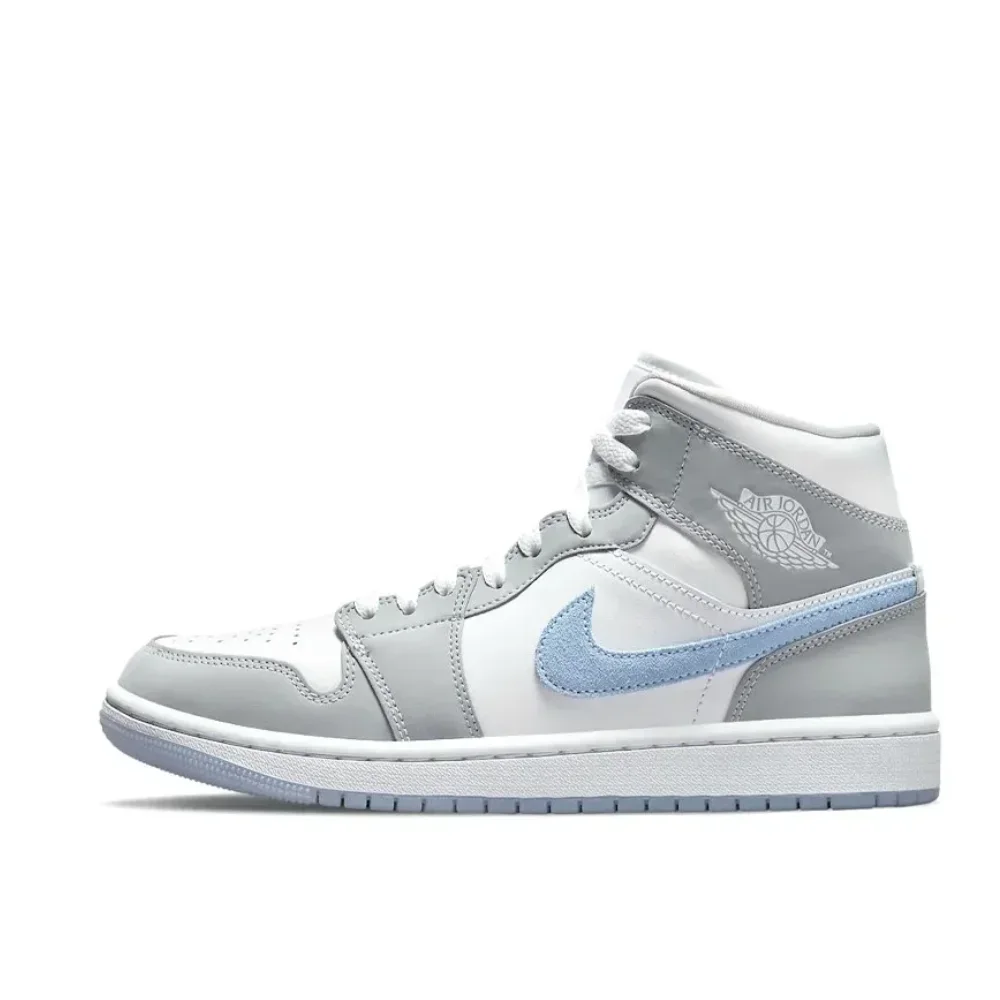 Nike Air Jordan 1 MID Classic Retro รองเท้าบาสเก็ตบอลสบาย Anti-skid รองเท้าผ้าใบสําหรับบุรุษและสตรีสีเทาและสีน้ําเงิน Colorway