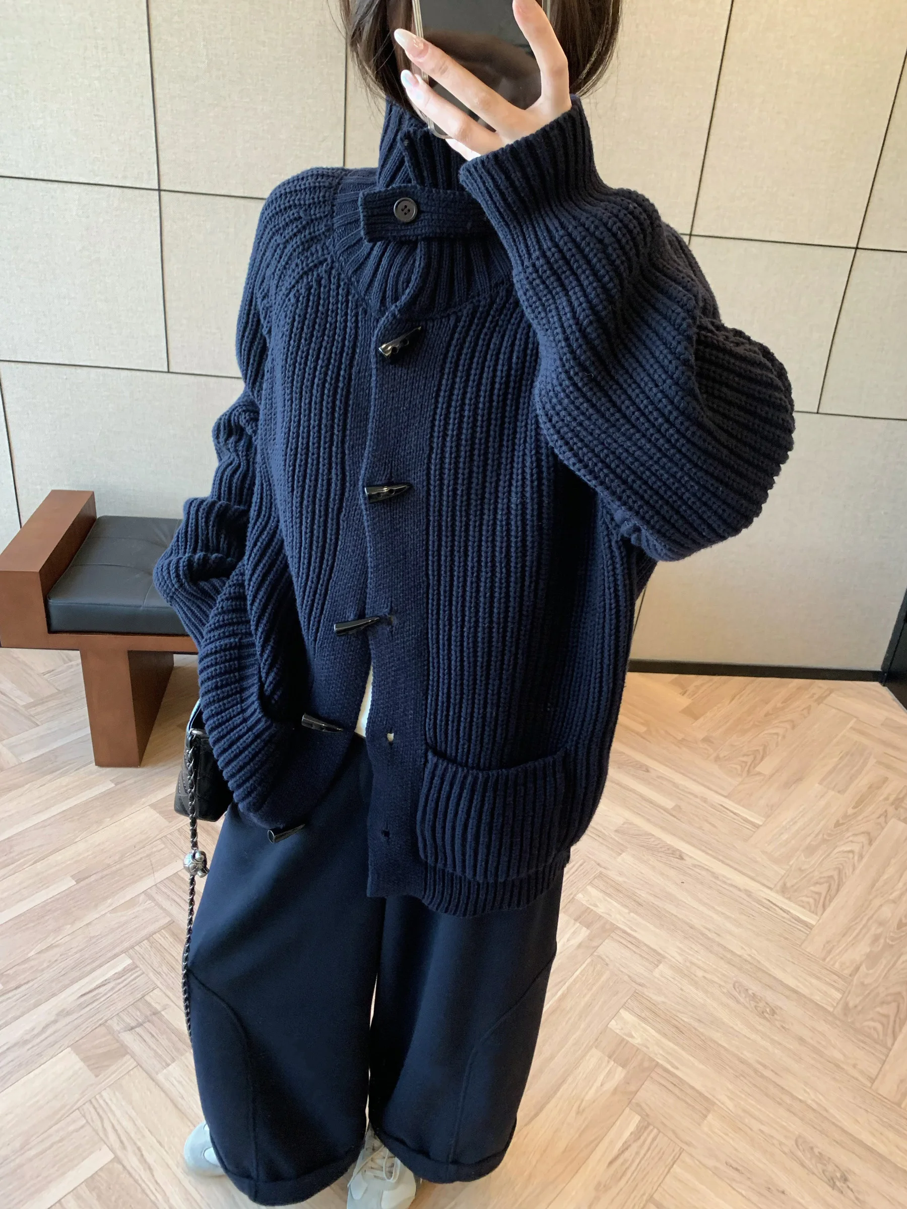 

Утепленный вязаный кардиган-пальто для женщин: зимний, свободный крой, отложной воротник, пуговицы из рога, повседневный стиль