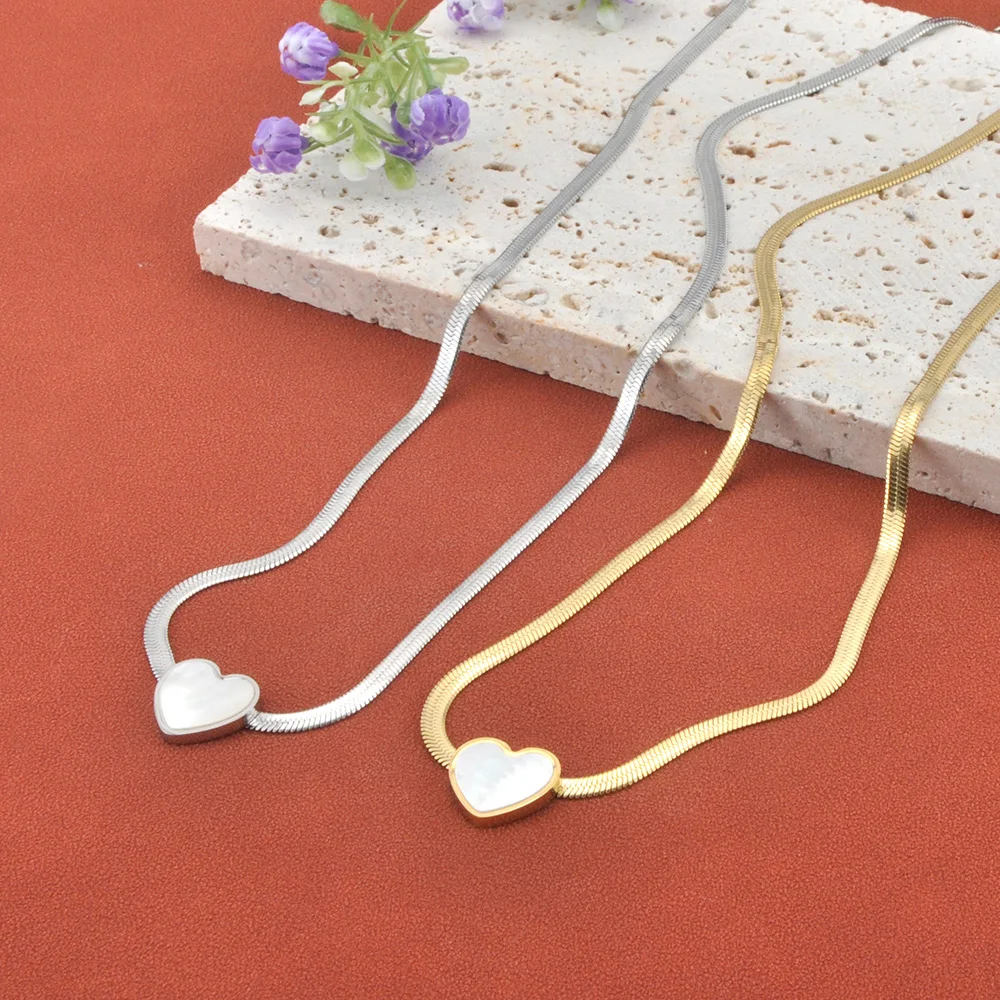 Lokaer Halskette mit natürlichem Muschel-Herz-Anhänger für Damen, modisch, 18 Karat vergoldet, Edelstahl, Schlangenkette, Halsschmuck, N25198