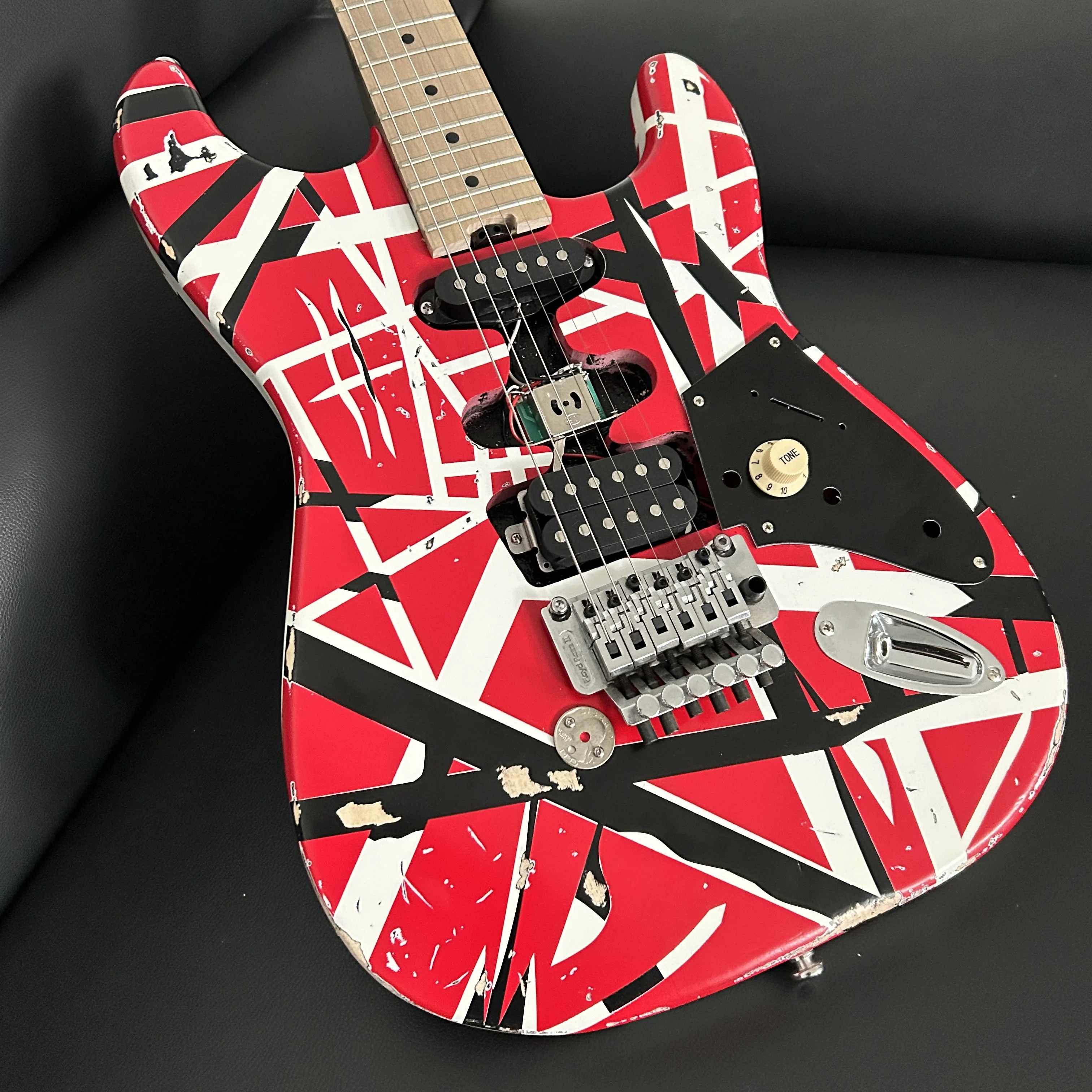 

В наличии высококачественная электрогитара Eddie Van Halen Heavy Relic Red Frank-en в черно-белую полоску, сделанная в Китае