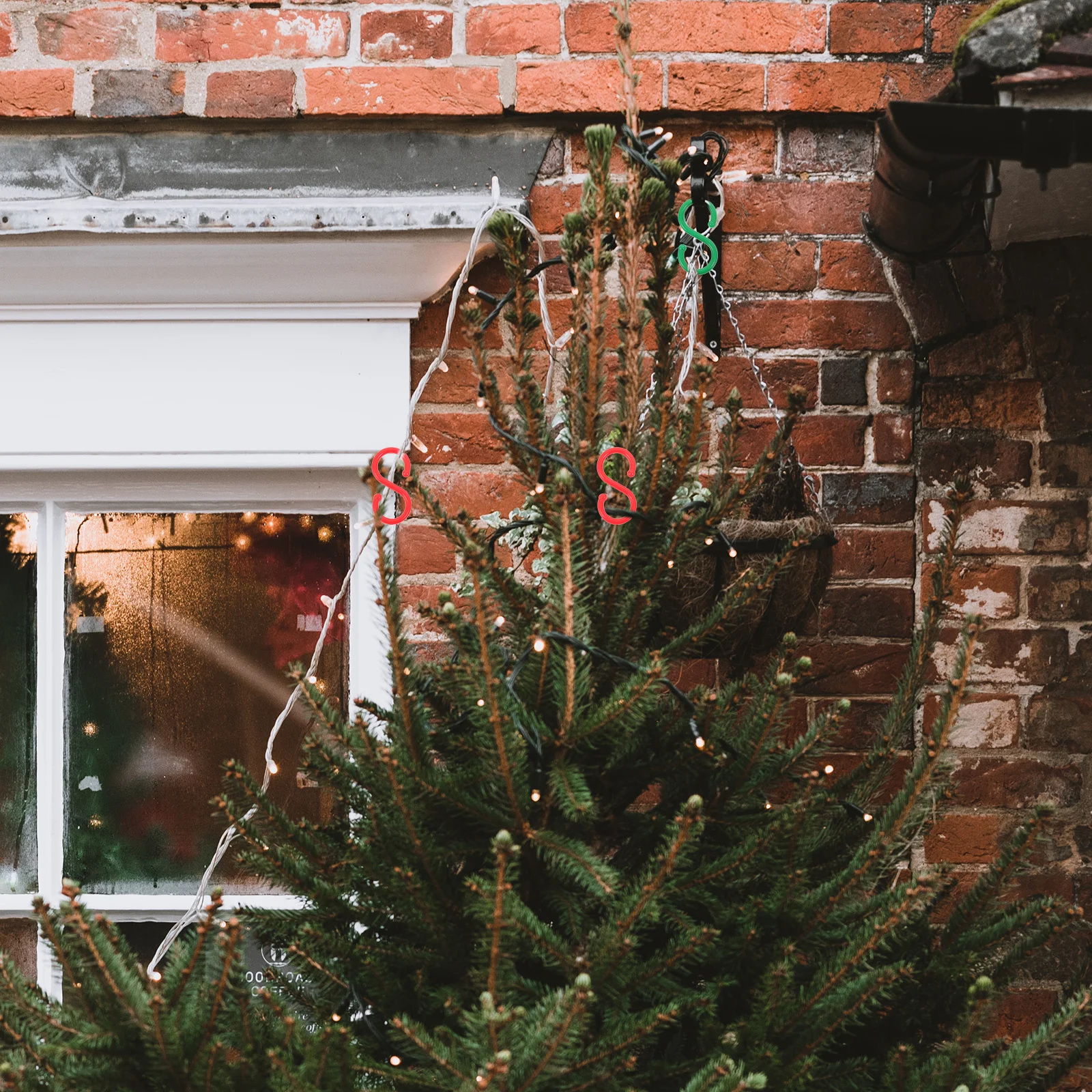 

100pcs Plastic Hanging Heavy Duty S Hooks For Outdoor String Lights Plants Snacks Hanging Hooks For Supermarket Shelves