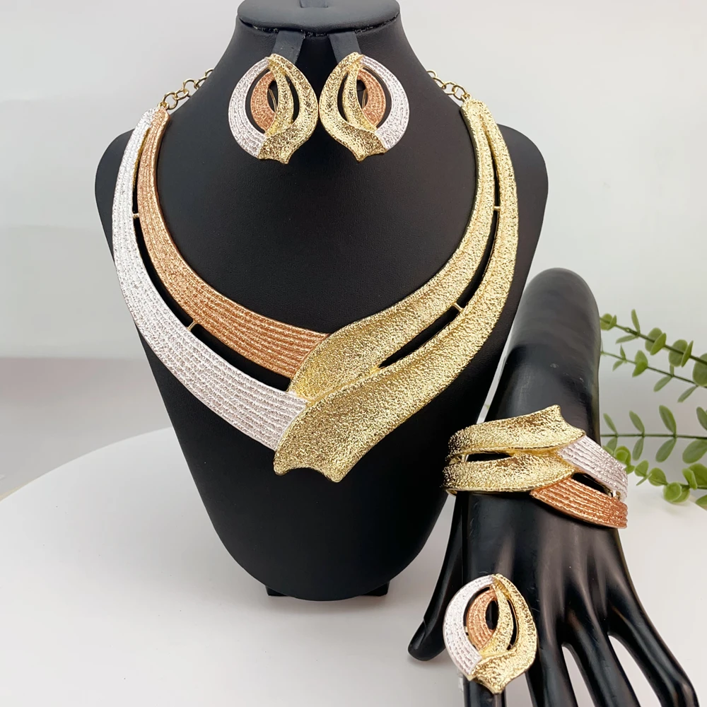 

Exquisite and fashionable high-end jewelry set, suitable for various parties, brides and weddings to wear FHK24570