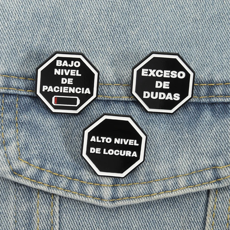 Spanish Warning Sign Enamel Pins BAJO NIVEL DE PACIENCIA EXCESO DE DUDAS Brooch Lapel Badges Punk Cool Jewelry Gift for Friends
