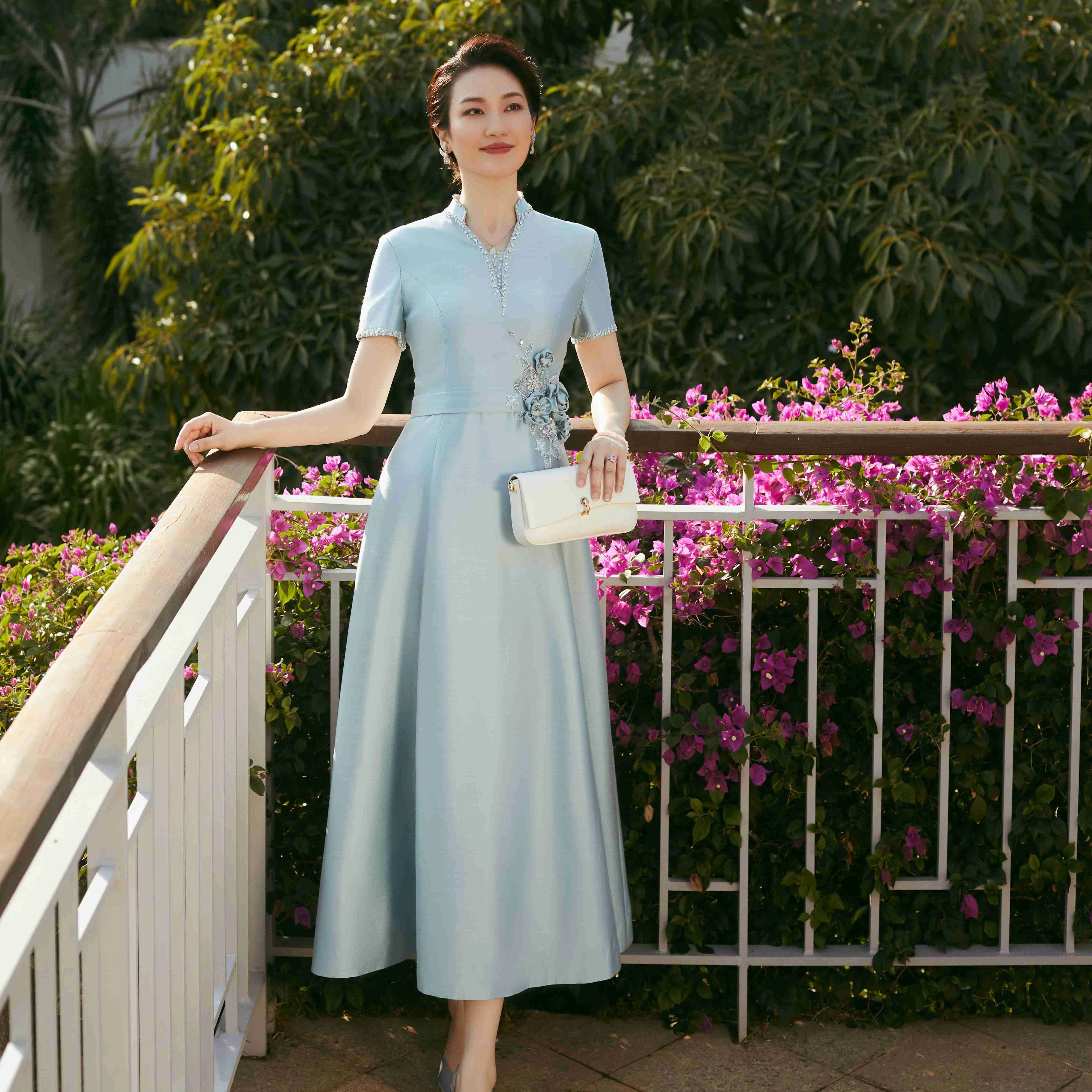 

Traditional Chinese Clothing Embroidery Long Cheongsam Silk Temperament Banquet Qipao Dress