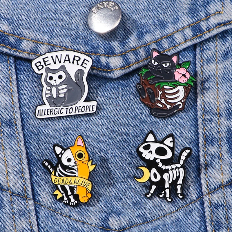 Broche de Metal de gato esqueleto aterrador, Luna en maceta, esqueleto de muerte o vivo, insignia de Animal de gato de dibujos animados, alfileres de solapa Punk, accesorios de joyería