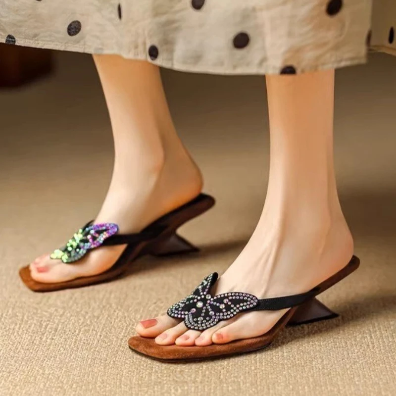 فراشة حجر الراين اللمحة تو الكعوب رقيقة النعال النساء الصيف الفاخرة العلامة التجارية صندل كعب عالٍ السيدات النعال خارج عادية