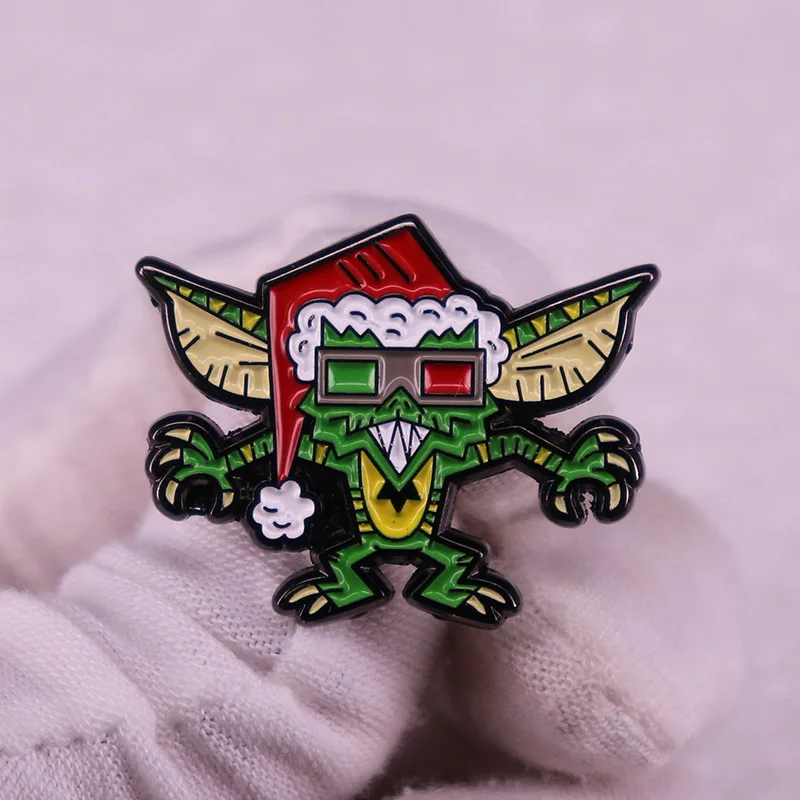 Pin esmaltado Gremlins de Navidad, broche exquisito y divertido, insignia de solapa, joyería de invierno, regalo de Año Nuevo, 2024