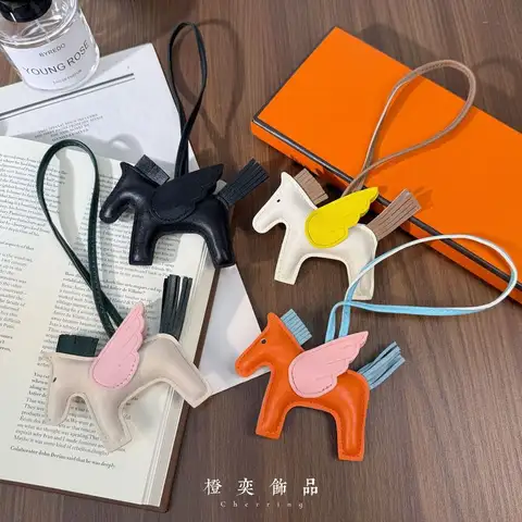 패션과 절묘한 조랑말 펜던트 손으로 수 놓은 미니 천사 비행 말 펜던트 귀여운 술 가방 여성 펜던트 깜짝 선물