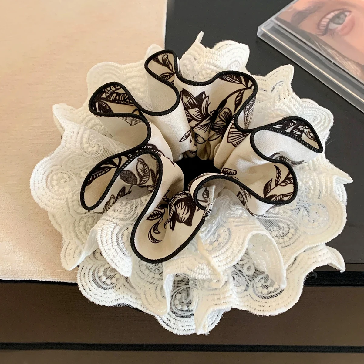 Chouchou extra-large à quatre couches en dentelle satinée florale, attache de cheveux élégante pour coiffures chignon, accessoire de cheveux élégant 1 pièce