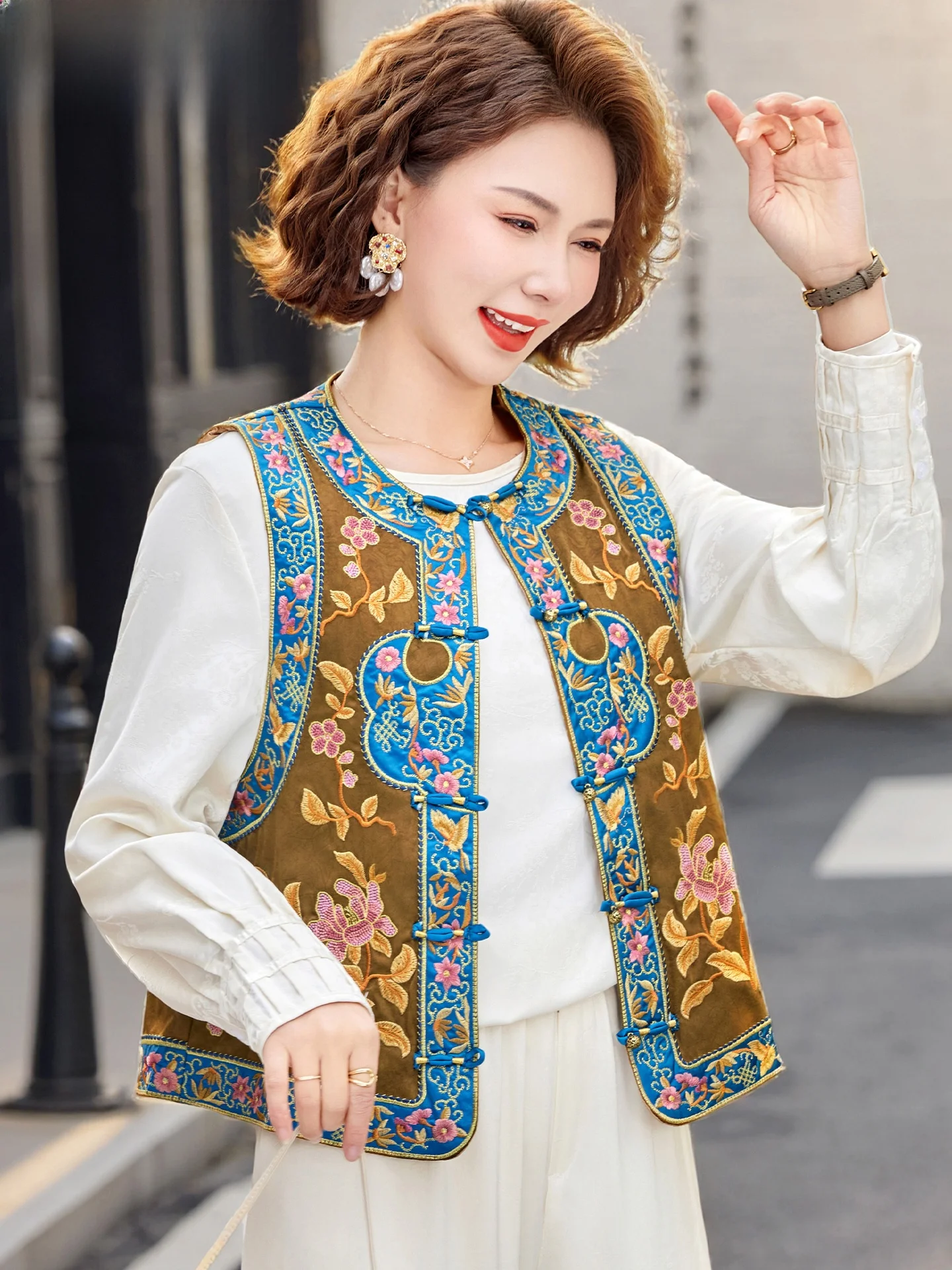 

Новая китайская женская жилетка-жакет в стиле ретро с вышивкой, весенняя модная женская одежда 2026 года, топ с коротким рукавом