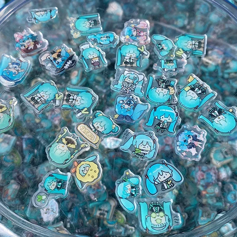 120 sztuk Anime Hatsune Miku 2.4cm akrylowa zawieszka Kawaii akrylowa naszywka Handmade Diy akcesoria brelok PP klip Patch dzieci zabawki — zdjęcie 5