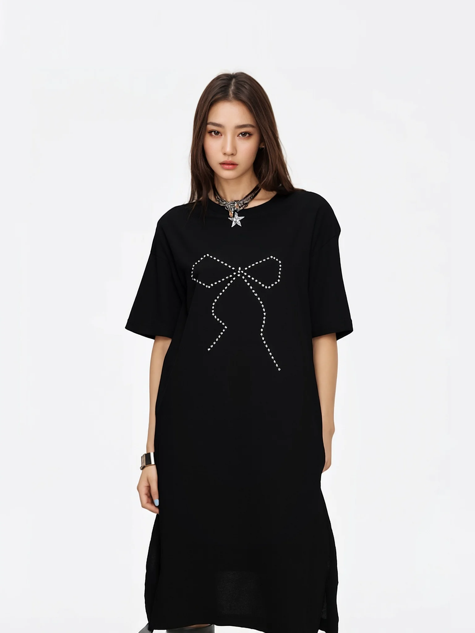 

Новинка лета: повседневное хлопковое платье-труба средней длины с круглым вырезом и французскими рукавами, с узлом, в стиле T-shirt.