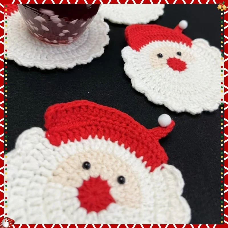 قاعدة كروشيه سانتا كلوز مصنوعة يدويًا - ديكور عيد الميلاد باللونين الأحمر والأبيض الاحتفالي، قاعدة شرب لإعداد طاولة العطلات