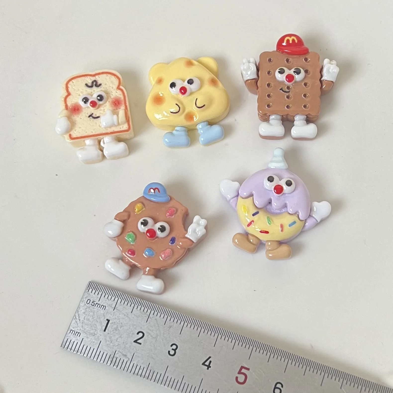 Mini biscoitos de resina bonito, série dos desenhos animados, flatback cabochões, materiais artesanais diy, jóias fazendo encantos, 5pcs