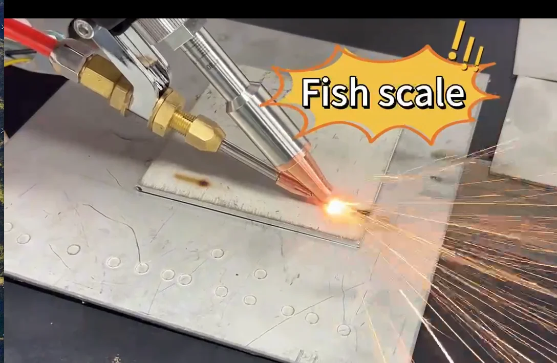 machine-portative-de-soudure-de-laser-de-refroidissement-d'air-quatre-en-un-pour-la-production-de-garde-corps-de-cloture-en-metal-et-de-porte-de-securite