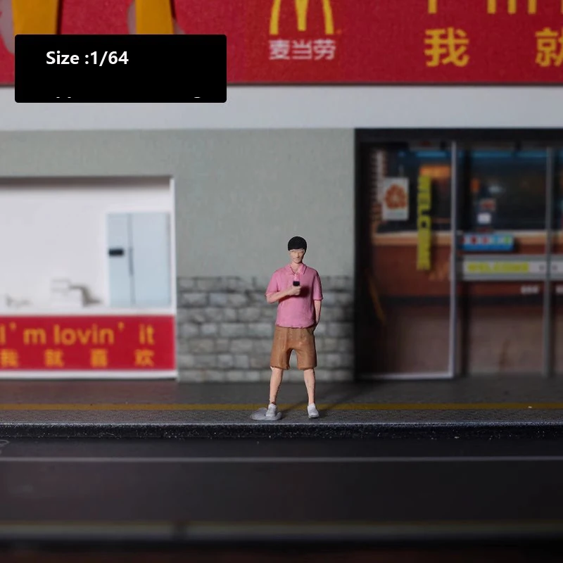 1/64 ピンクヘルメットオートバイガールミニチュア Minifigura DIY フィギュアモデルシーンクリエイティブ写真ディスプレイコレクション装​​飾