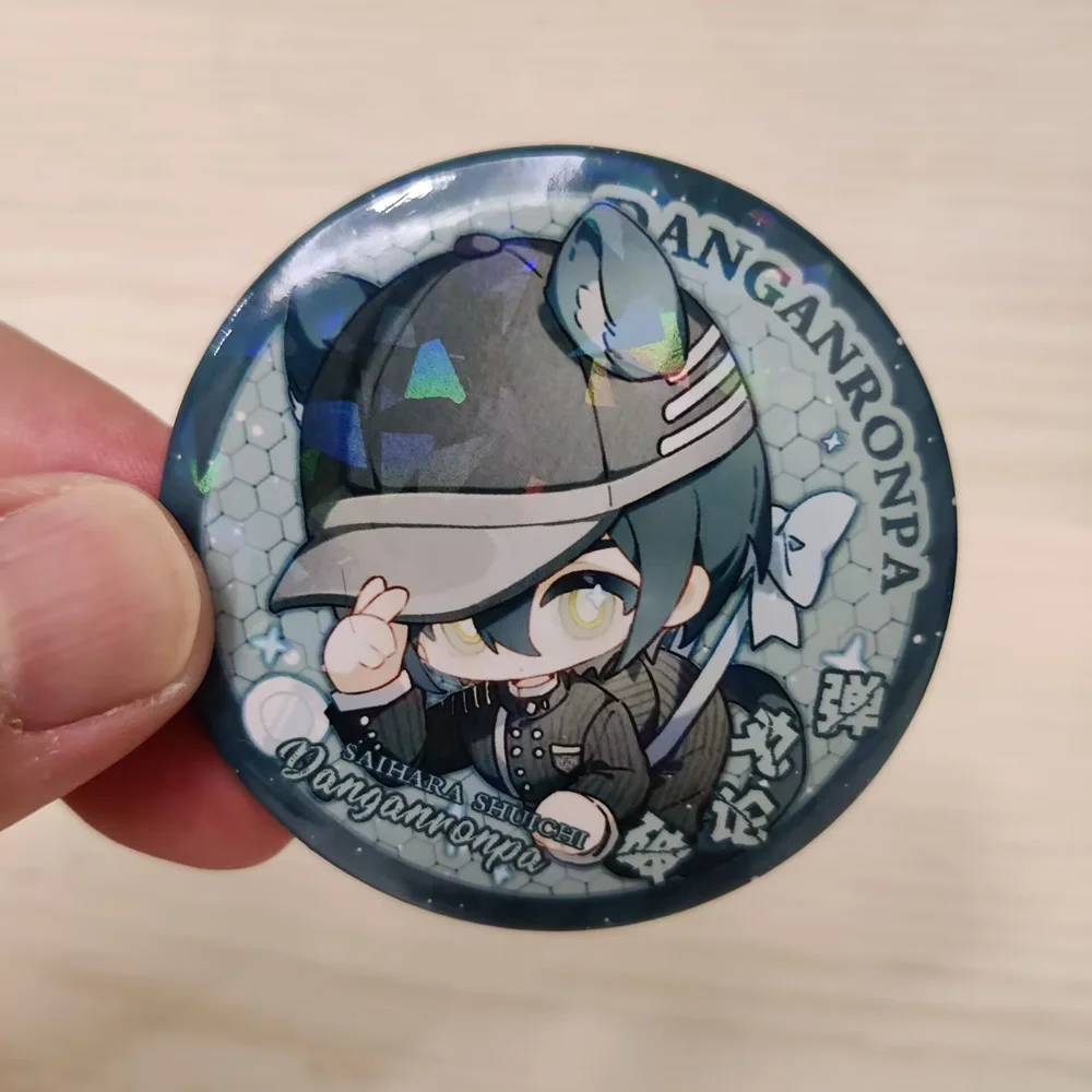 Juego Danganronpa versión Q figuras de Anime Yasuhiro Taeko Kokichi Oma insignia láser de Metal Saihara Shuichi lindo bolso decoración Pins juguete