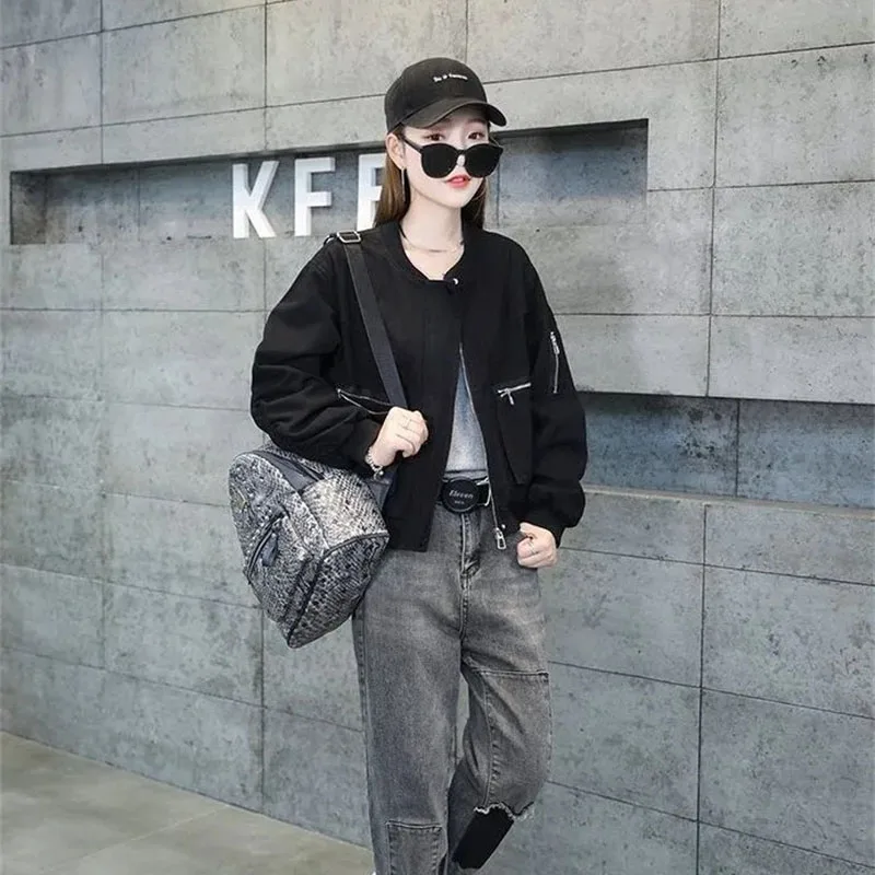 معطف قصير المرأة ربيع الخريف 2025 سترة أنيقة تحمل شعار لعبة البيسبول الأمريكية الرجعية أبلى زي بيسبول ملابس علوية الجوكر الإناث المد القمم