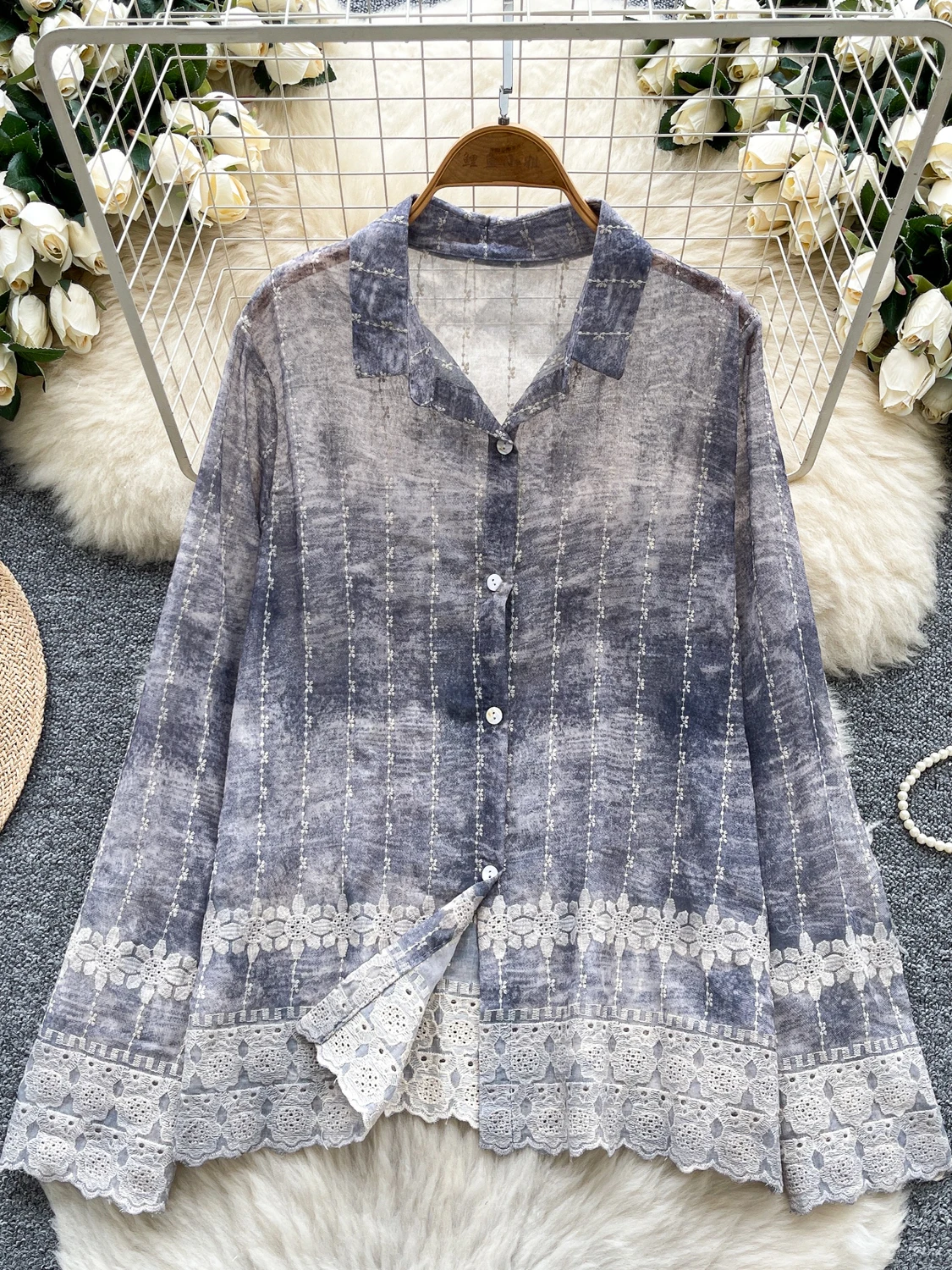 スリムフィット長袖シャツ女性のファッショナブルなヴィンテージ刺繍中空アウトヘビー刺繍シングルボタン新しい秋の摩耗